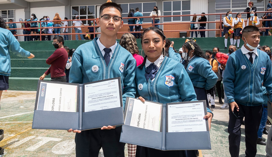Estudiantes de la Preparatoria Oficial 110 Alfredo Ramírez Sánchez celebraron su graduación en el Complejo Educativo La...